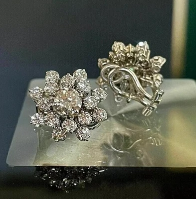 Aretes con racimo de diamantes de corte redondo de 2,00 quilates enchapados en oro blanco de 14 K Foto 1 de 4