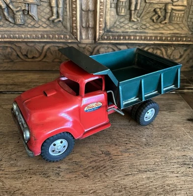 Montículo de camión de volteo Tonka de acero prensado vintage años 50 rojo y verde Metalcraft Foto 1 de 4