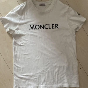 Moncler T-Shirt Gr. S weiß Baumwolle Logo kleine Flecken guter Zustand HN8293 - Bild 1 von 4