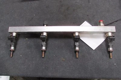 Ferrari F430, riel de combustible derecho con inyectores, usado, P/N 191392 Foto 1 de 4