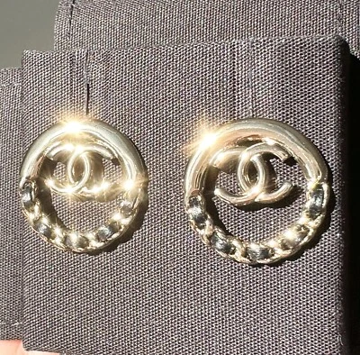 PENDIENTES REV CHANEL ORO LOGOTIPO CC REDONDOS CUERO NEGRO ENTRELAZADOS 2023V Foto 1 de 4