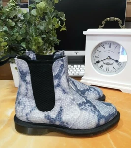NUOVO! Stivali Chelsea Dr Martens Flora grigio chiaro serpente pelle asciano UK 3 EU 36 - Foto 1 di 12