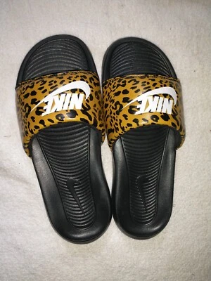 Sandalias Nike para mujer talla 7 con estampado de guepardo cómodas ligeras sin cordones Foto 1 de 2