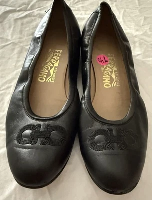 Salvatore Ferragamo 7.5C Cuero Negro Ballet Cosido Plano Gancini Monograma Logo Foto 1 de 4