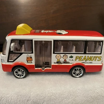 Autobús escolar Peanuts Diecast Gang rojo/blanco acción de tracción trasera 51/2" Foto 1 de 4