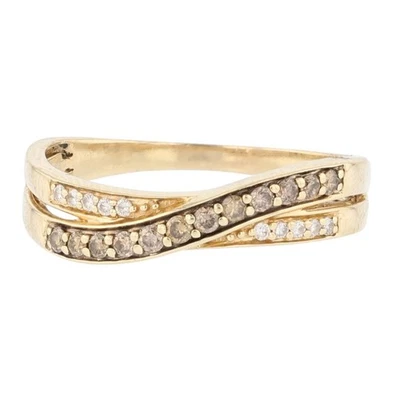 Anillo de oro amarillo de 14 k estilo entrecruzado de diamantes marrones y blancos de 0,16 quilates talla 8 Foto 1 de 4