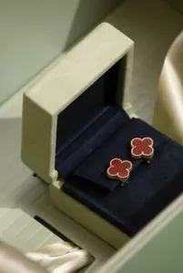 Van Cleef & Arpels Vintage Alhambra Earrings Carnelian 18K Yellow Gold - Picture 1 of 4