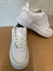 Nike Air Force 1 LE Junior dreifach weiße Turnschuhe Größe UK 3 (35,5) 22,5 CM - Bild 1 von 9