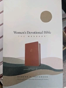 Message Women's Devotional Bible, Terracotta by Eugene H. Peterson Leather Book - Bild 1 von 3