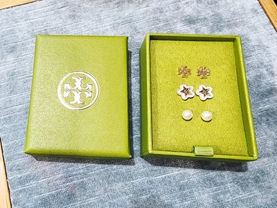Conjunto de presente de férias Tory Burch 2025 folheado a ouro 18K logotipo estrela brincos 172727 - Imagem 1 de 4