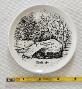 Walstrode, Alemania Recuerdo Mini Plato de Cerámica, "Aquí yace Hermann Lons", 4" - Imagen 1 de 3