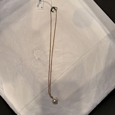 Collar colgante de perlas con dije y logotipo en T dorado de TORY BURCH Foto 1 de 4