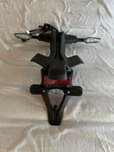 PORTA TARGA CON FRECCE YAMAHA R1 2015-2024 - Foto 1 di 3