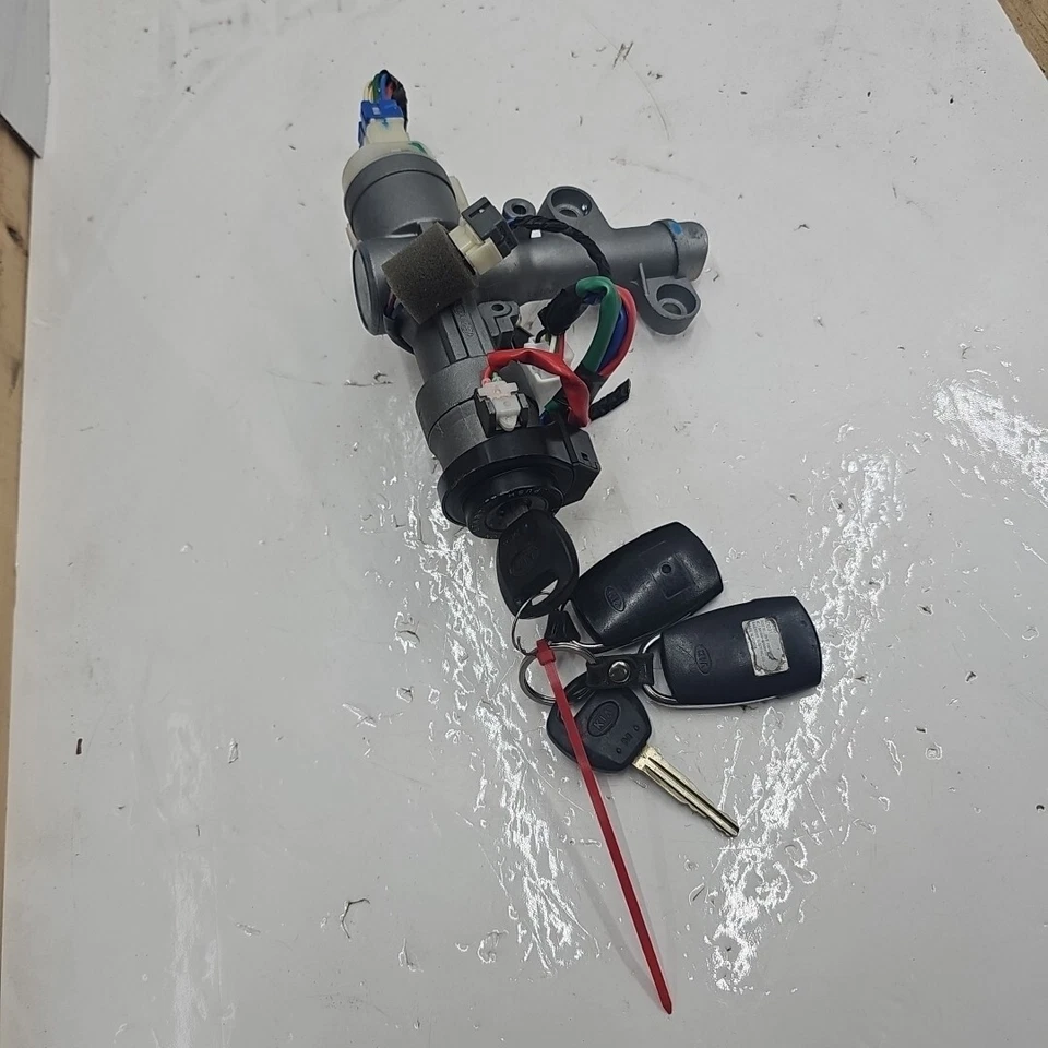 2006 2010 Kia Sedona Ignition Switch Lock Cylinder (OEM) w/ 2 Keys - Image 1 of 4