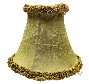 Pantalla de lámpara con clip vintage en muy buen estado, seda arrugada dorada, borde, 5 1/2" T x 6" D, 2 de 2 - Imagen 1 de 16