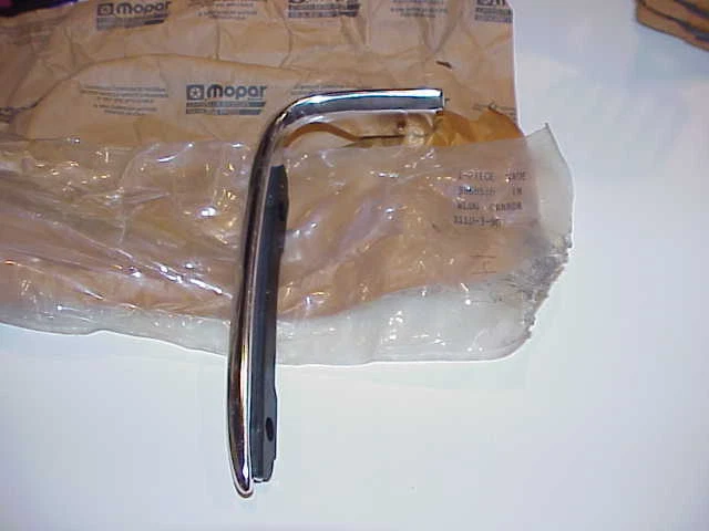 Dodge Aspen Volare 1976 77 78 79 borde de guardabarros derecho moldeado como nuevo MoPar Road Runner  Foto 1 de 1