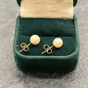 9ct Gold Pearl Stud Earrings in Beautiful Condition, Pearl Size Diameter 6.5mm - Picture 1 of 6