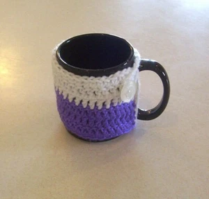 Acogedora taza de café de ganchillo a mano púrpura y blanco - Imagen 1 de 4