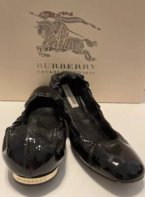 二手状况完好! BURBERRY 女式黑色漆皮芭蕾平底鞋金色高跟鞋带标志 9 美国 40EU — 第 1/4 张图片