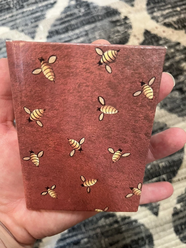 VINTAGE C.R. Gibson Fine Gifts Carol Endres Bee Home Petite Address Book 3x4.25" - Image 1 of 4