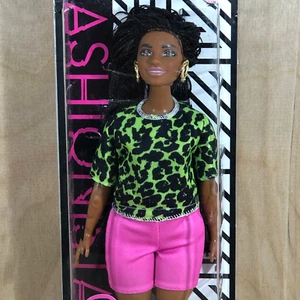 Muñeca Barbie Fashionistas #144 Curvilínea Afroamericana Trenza Aros Dorados Top Pantalones Cortos - Imagen 1 de 12