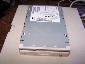 Iomega Z100ATAPI 100MB piastra facciale interna con zip drive crema per PC o Mac - Foto 1 di 2