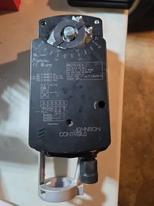 JOHNSON CONTROLS M9216-HGA-2 WITH M9000-500 VALVE UNMP VALVE LINKAGE - Picture 1 of 8