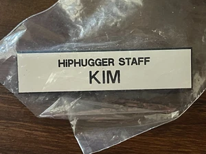 Hiphugger Staff Sunnyvale CA Vintage Kunststoff Pin, Bikini Bar, Topless Club. 1990 - Bild 1 von 2