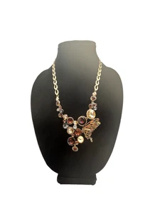 Collar mariposa tono dorado con piedras preciosas de imitación de color granate - Nuevo en caja - Imagen 1 de 13