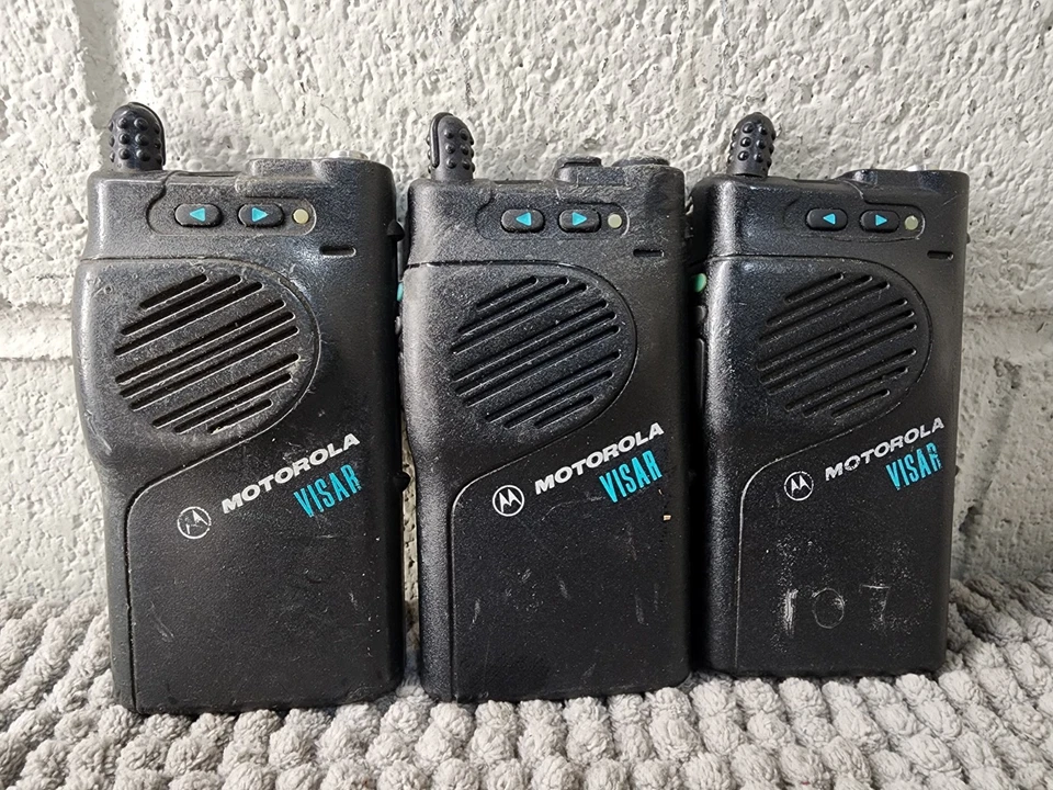 LOT OF 3  Motorola Visar Handie-Talkie FM Radio 16 Channel VHF H05KDD9AA4DN - Image 1 of 4