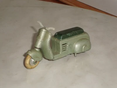 Très rare SCOOTER Vespa démontable vert métal très bon état  1/43ème SOLIDO - Photo 1/4