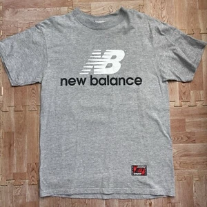 Camisa De Colección New Balance Logo Para Hombre Talla Grande Gris Deletreada Hecha en EE. UU. Años 90 - Imagen 1 de 9