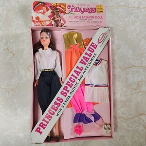 Princesa de colección valor especial con 3 trajes adicionales accesorios muñeca Uneeda Kmart - Imagen 1 de 20