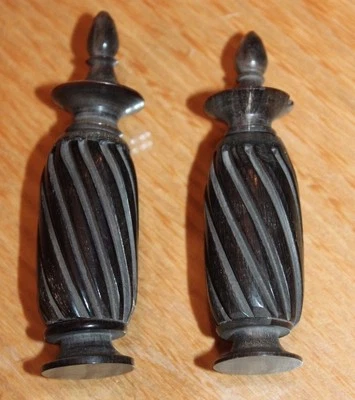 2 anciennes petites fioles ou flacons pour le parfum  - Photo 1/4