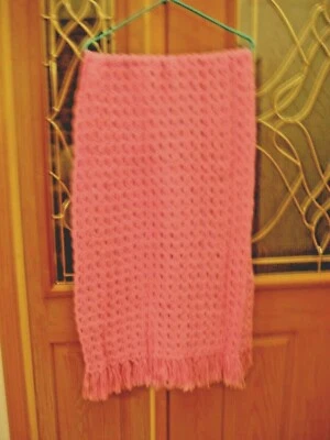 Bonito ENVOLTURA DE BUFANDA CHAL ROSA GANCHILLO A MANO con borde con flecos - Hecho a mano Ganchillo  Foto 1 de 4