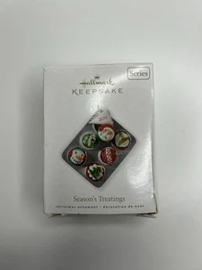 2010 Season's Treatings #2 Holiday Cupcakes Hallmark Andenken Ornament in Box - Bild 1 von 5
