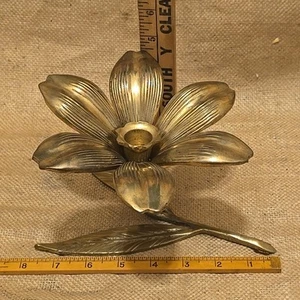 Cenicero candelabro vintage de latón de mediados de siglo con flores de lirio 6 pétalos extraíbles A2 - Imagen 1 de 11