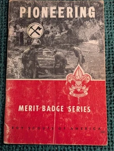 Pionierverdienstabzeichen Broschüre, Foto/rot, Druck 1963 - Bild 1 von 2