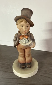 Figurina vintage Goebel Hummel #131 cantante di strada TMK 5” ragazzo che canta con cappello a cilindro - Foto 1 di 4