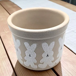 Robinson Ransbottom Pottery RRP Crock Hand Painted Bunny Rabbits w/ Carrots 1 pt - Picture 1 of 9