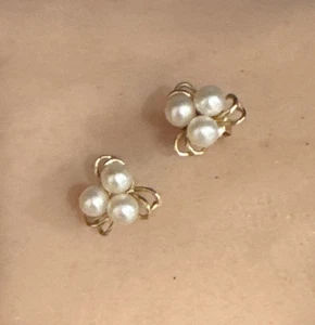 Beautiful Delicate 14k Yellow Gold Triple Pearl Pierced Stud Earrings 🩵1.4... - Picture 1 of 4