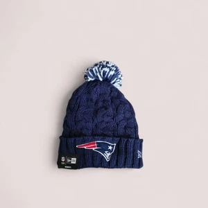 New Era Damen New England Patriots Toasty Cuffed Zopfmuster Mütze mit Bommel Neu mit Etikett - Bild 1 von 7