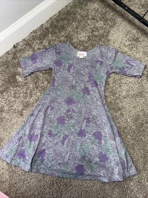 Vestido LuLaRoe Adeline estampado floral gris y morado.  Foto 1 de 4