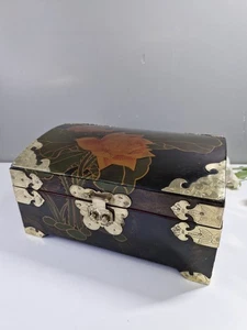 Vintage Lacquered Chest Jewellery Box Ornate brass trims Oriental 2 layers - Picture 1 of 15