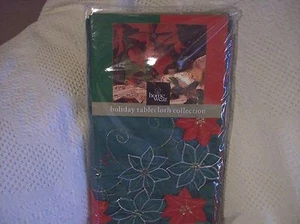 Pointsetta holiday tablecloth - 60" x 84" Oblong Size - RETAILS AT $49.99 - Bild 1 von 2