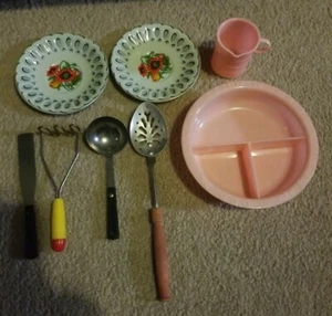 Vtg Amsco Baby Doll-E-Dish and Measuring cup.+cooking utinsels, Metal plates. - Picture 1 of 12