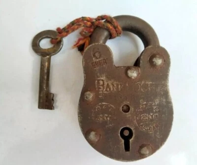 Antiguo candado de hierro forjado a mano con llave cerradura en estado de funcionamiento Foto 1 de 4