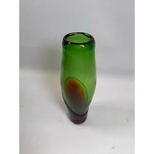 Jarrón de vidrio artístico MCM Studio vintage de 10” - verde con inclusión roja, estilo Blenko - Imagen 1 de 10