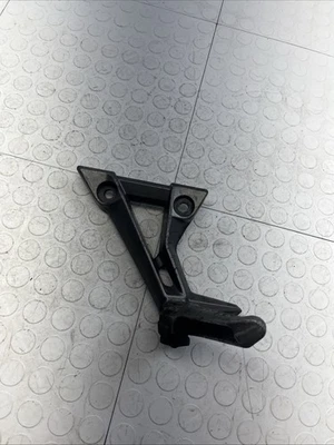 Левая задняя пассажирская опора 2013-2017 Kawasaki Ninja EX300 35063-0841 от оригинального производителя - Изображение 1 из 4