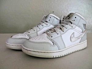 Nike Air Jordan 1 Mid SE Gs Grey Camo Swoosh DD3235-100 Size 7Y Womens 8.5 - Picture 1 of 10